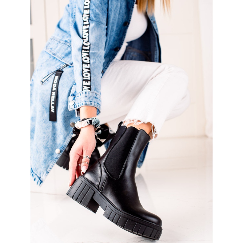 Seastar Svarta stövlar på plattformen 2