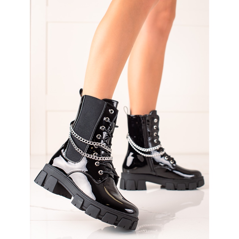 TRENDI Lackade Arbetare Med Kedjor svart 1