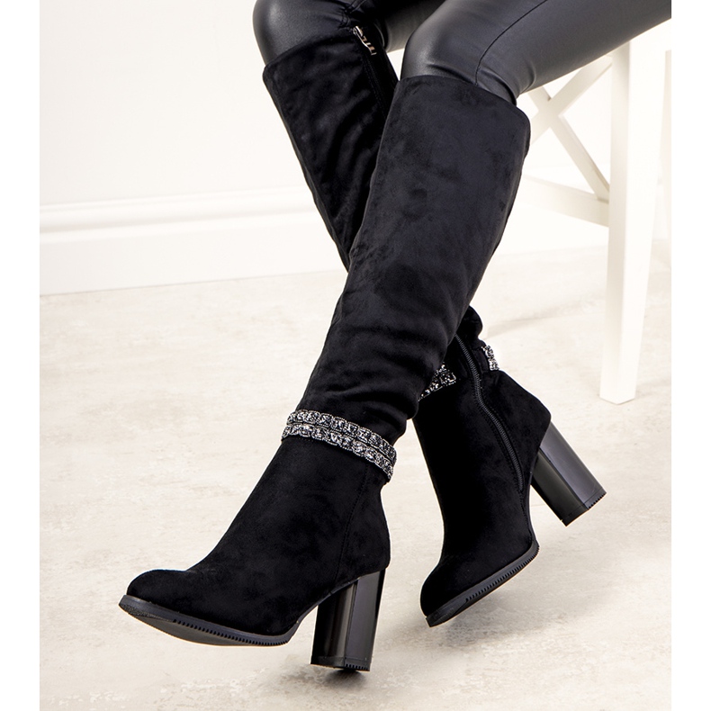 Svarta stövlar på stolpen av isolerade Alexis 1