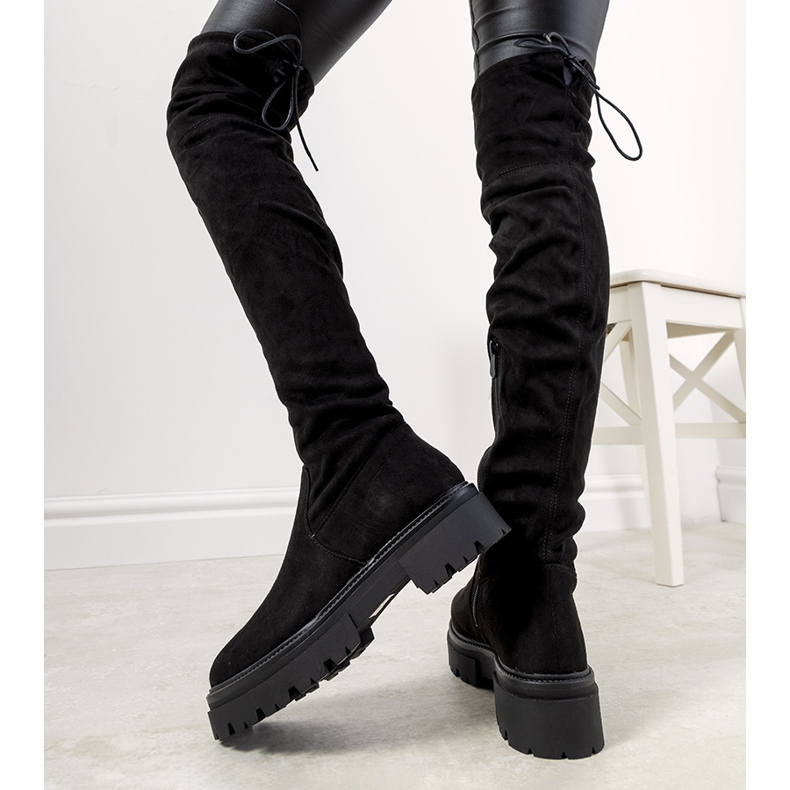 Svarta stövlar på hög Paulino-sula 1