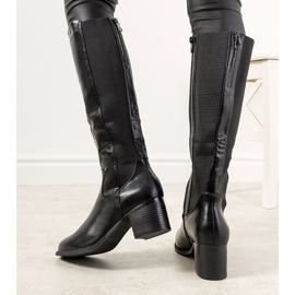 Svarta stövlar på den isolerade Jurado-stolpen 1