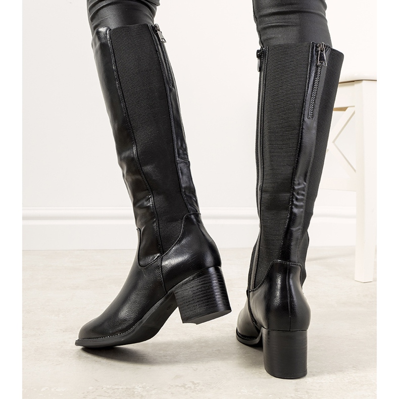 Svarta stövlar på den isolerade Jurado-stolpen 1