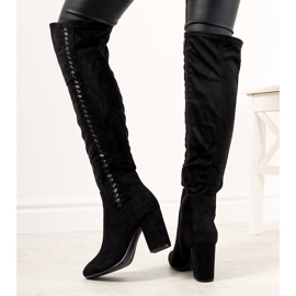 Svarta stövlar på den isolerade Menas-stolpen 1