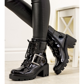 Svarta lackisolerade stövlar från Strada 1