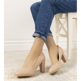 Nakenpumpar på Unos-posten beige 1