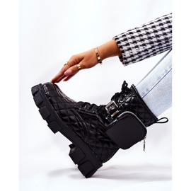 PG2 Quiltade Svarta Maureen Stövlar På En Stolpe 2