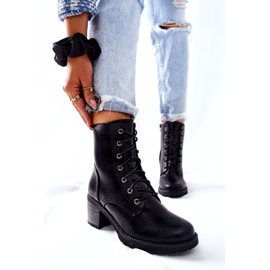 PE1 Varma svarta Nerynis-stövlar knutna på en stolpe 5