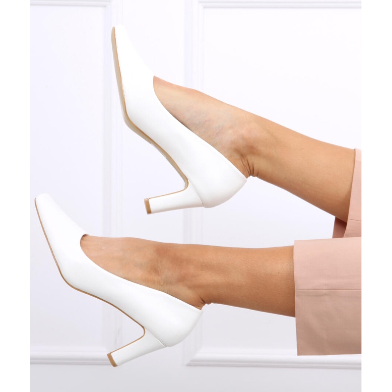 Pumpar på Ester White-stolpen vit 1