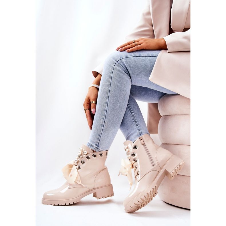 PL4 Lackade Varma Arbetare Med Beige Pärlor 1