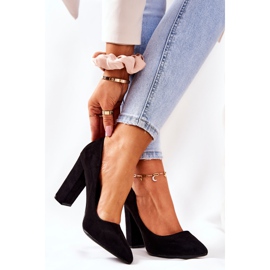 WS1 Mocka Pumps På En Svart Valoris Bar 1