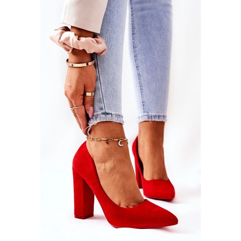 WS1 Mocka Pumps På En Röd Valoris Bar 1