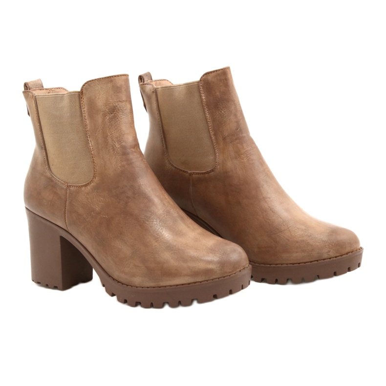 Beige stövlar på Auger -stolpen brun 4