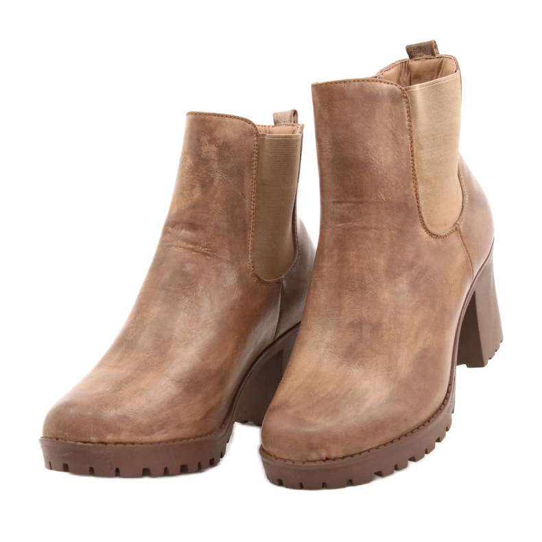 Beige stövlar på Auger -stolpen brun 2