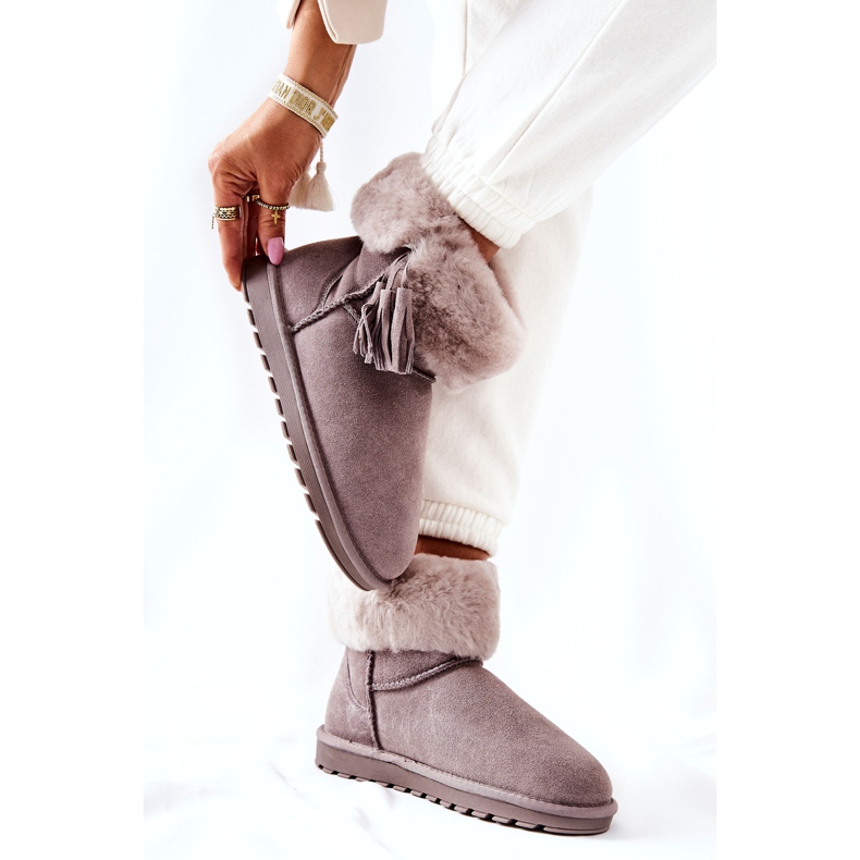 Kvinnors snöfock isolerade med grå fransar 4