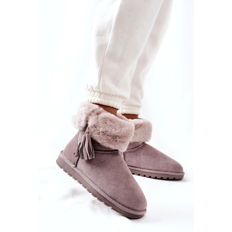 Kvinnors snöfock isolerade med grå fransar 3