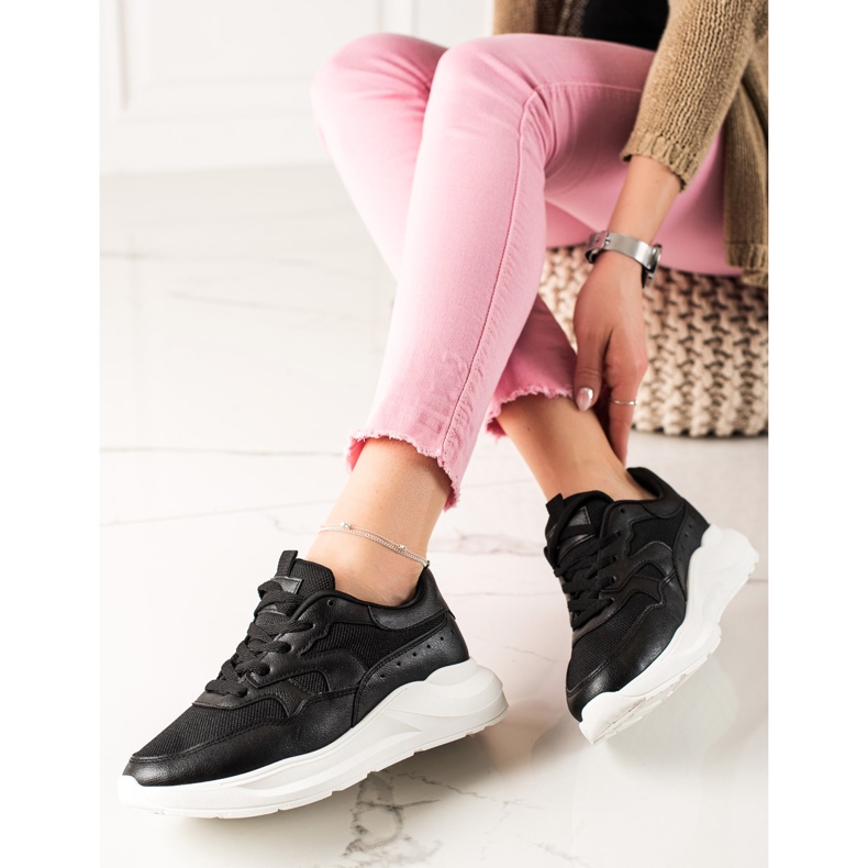 TRENDI Klassiska svarta sneakers 1