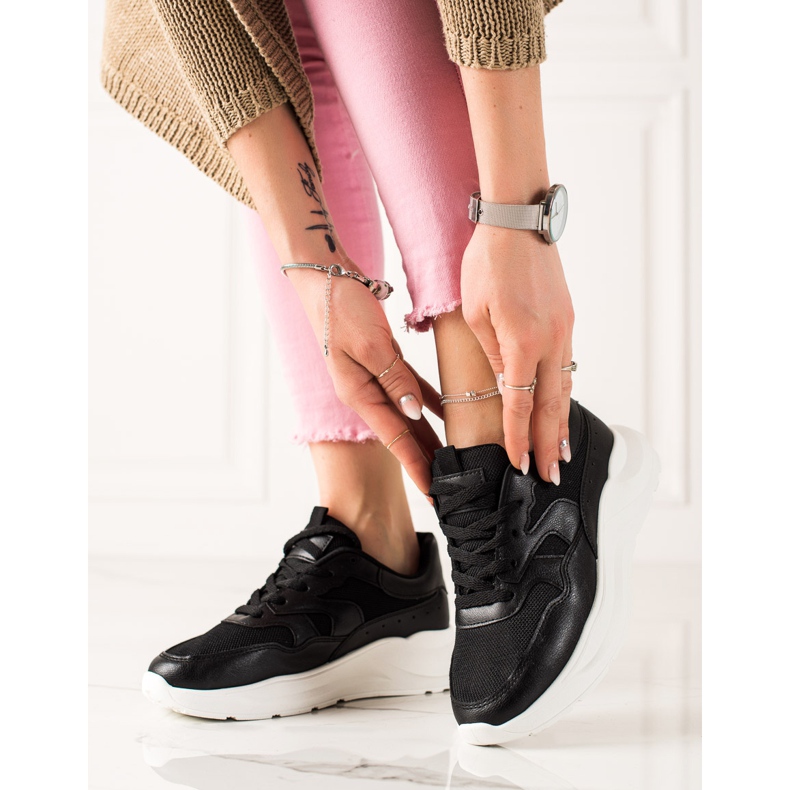 TRENDI Klassiska svarta sneakers 2