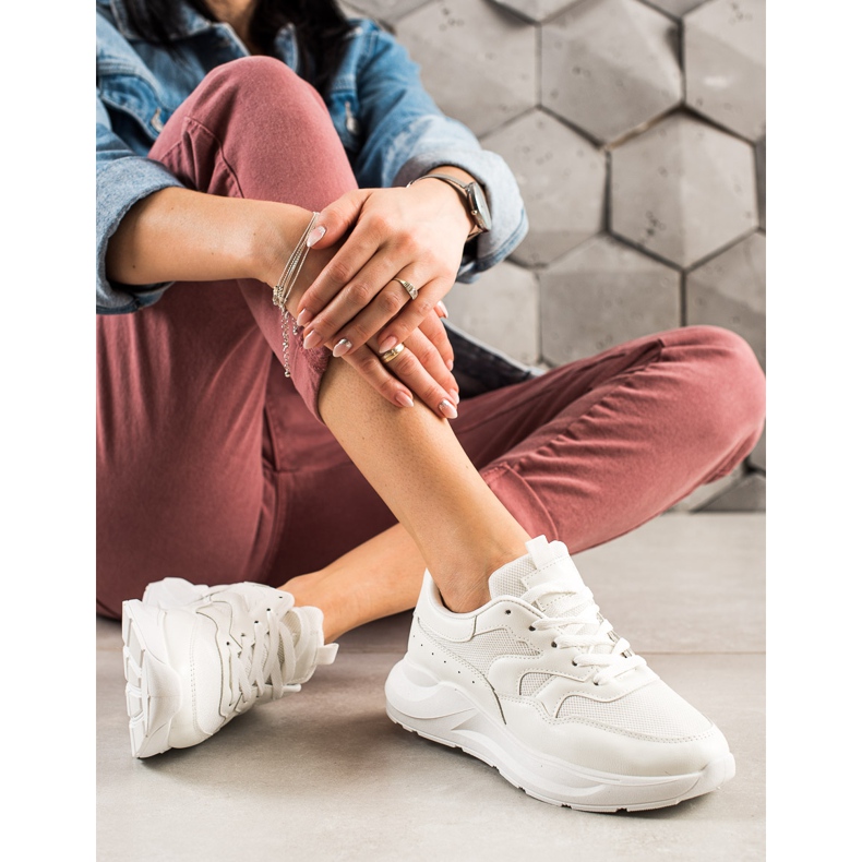 TRENDI Klassiska vita sneakers 1