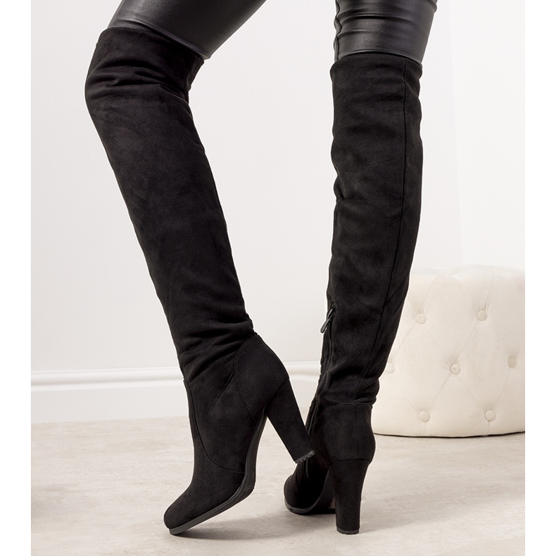 Svarta stövlar på stolpen av isolerad Licurgo 1