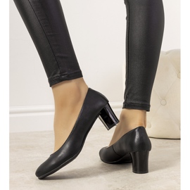 Svarta pumps på Fidel-stolpen 1