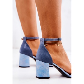 PA2 Lädersandaler På En Blå Lorene Bar 1