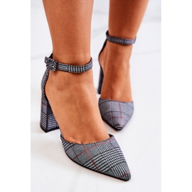 PS1 Pumpar På En Svartvit Rutig Stolpe Harye 1