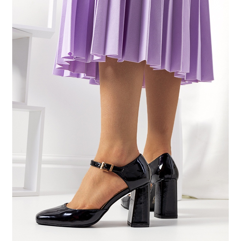 Svarta pumps på Clement-stolpen 1