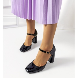 Svarta pumps på Clement-stolpen 2