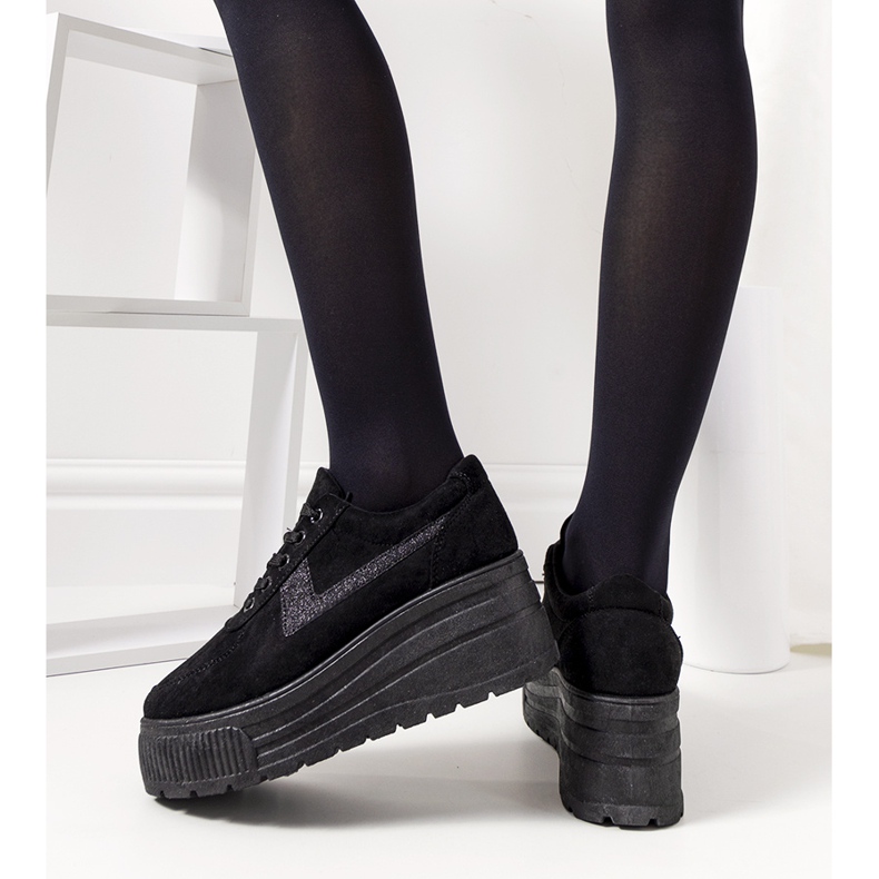 Svarta sneakers på hög botanisk sula 1