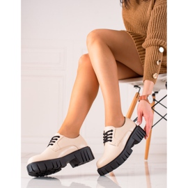 Beige skor på La.Fi-plattformen 1