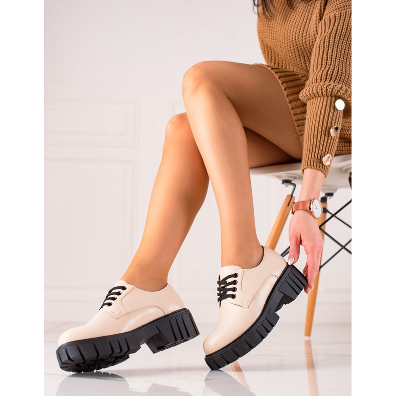 Beige skor på La.Fi-plattformen 1