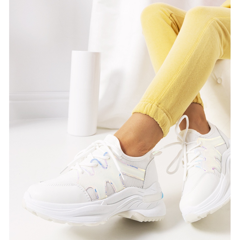 Vita sneakers från Bates 1