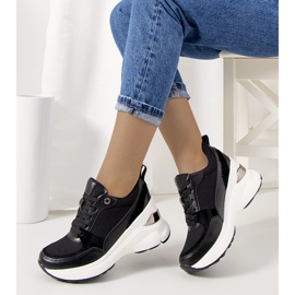 Svarta sneakers på Cleveland-kilen 1