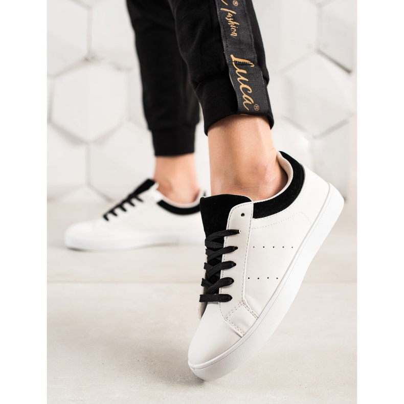 TRENDI Vita sportskor med ekologiskt läder svart 1