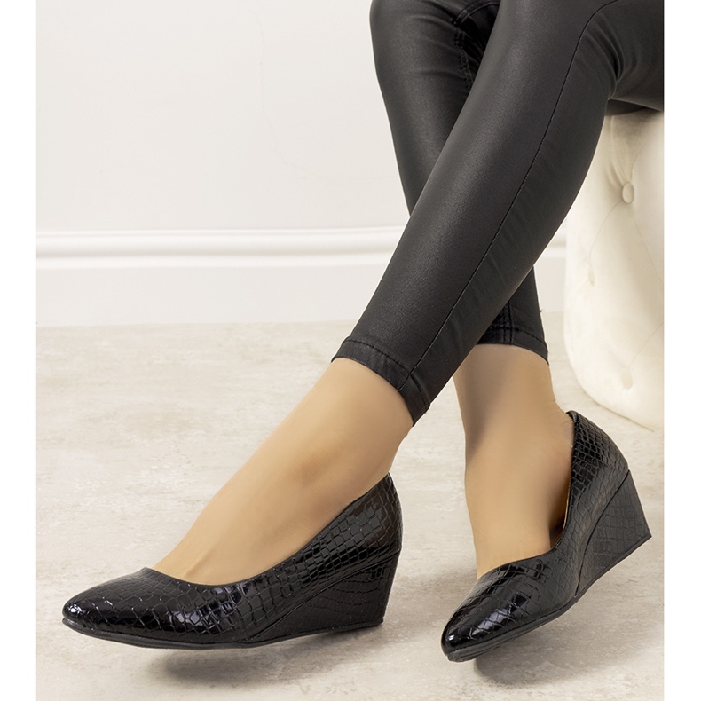 Marinblå pumps med krokodilskinnsmönster på Wildlife wedge 1