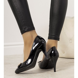 Beige pumps på en Precious stilettklack svart 1