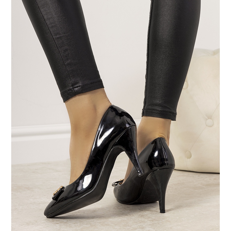 Beige pumps på en Precious stilettklack svart 1