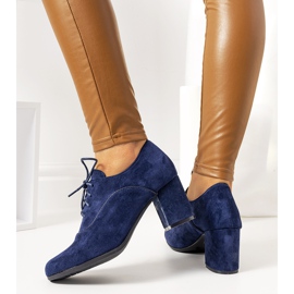 Marinblå stövletter på fågelstolpen 2