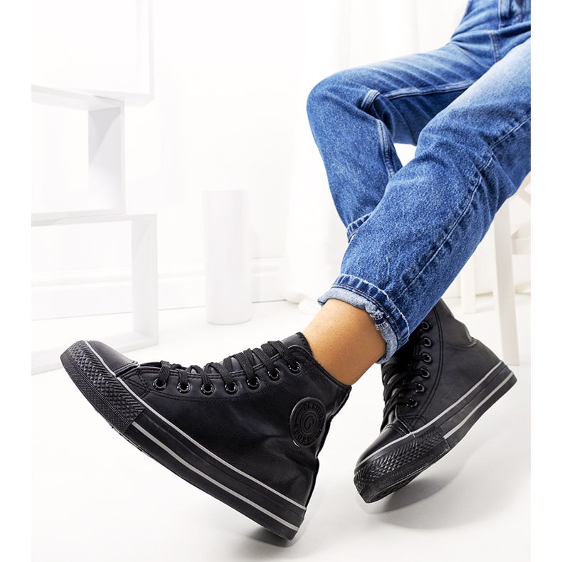 Svarta, isolerade ankelhöga sneakers från Lade 1