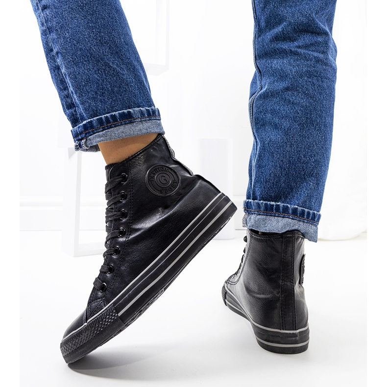 Svarta, isolerade ankelhöga sneakers från Lade 2