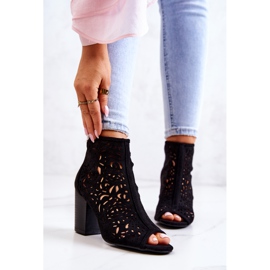 FB1 Svarta genombrutna stövlar på en stolpe Bretagne 1