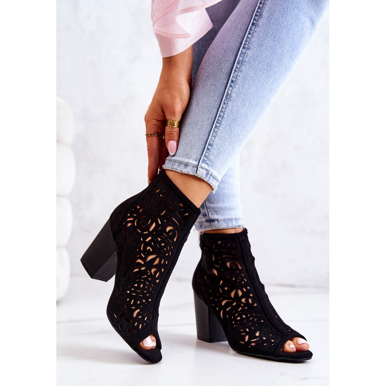 FB1 Svarta genombrutna stövlar på en stolpe Bretagne 2