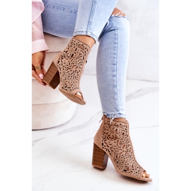 FB1 Genombrutna stövlar På En Post Beige Bretagne 1