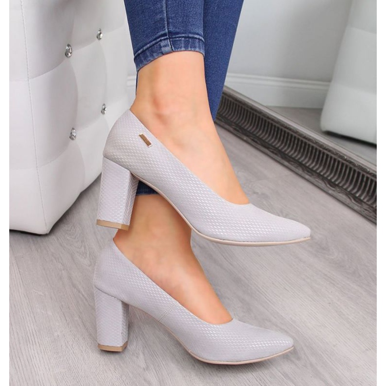 Pumpar på stolpen Monique W AN866A grå 2