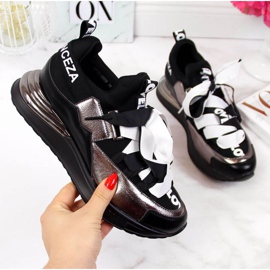 Svarta sneakers med Vinceza W JAN49B -inskriptioner 1