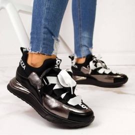 Svarta sneakers med Vinceza W JAN49B -inskriptioner 2