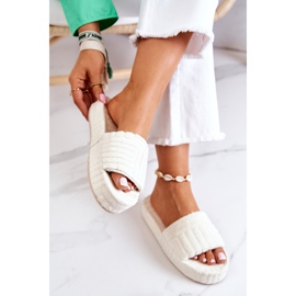 FJ1 Tofflor Tofflor På En Ljus Beige Lilly Plattform 1