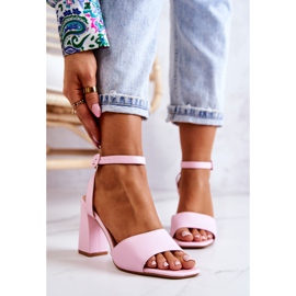 FJ1 Lädersandaler På En Rosa Estrella Bar 1