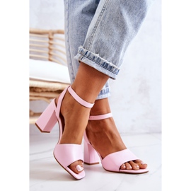 FJ1 Lädersandaler På En Rosa Estrella Bar 2