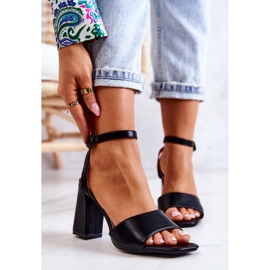 FJ1 Lädersandaler På En Stång Svart Estrella 1